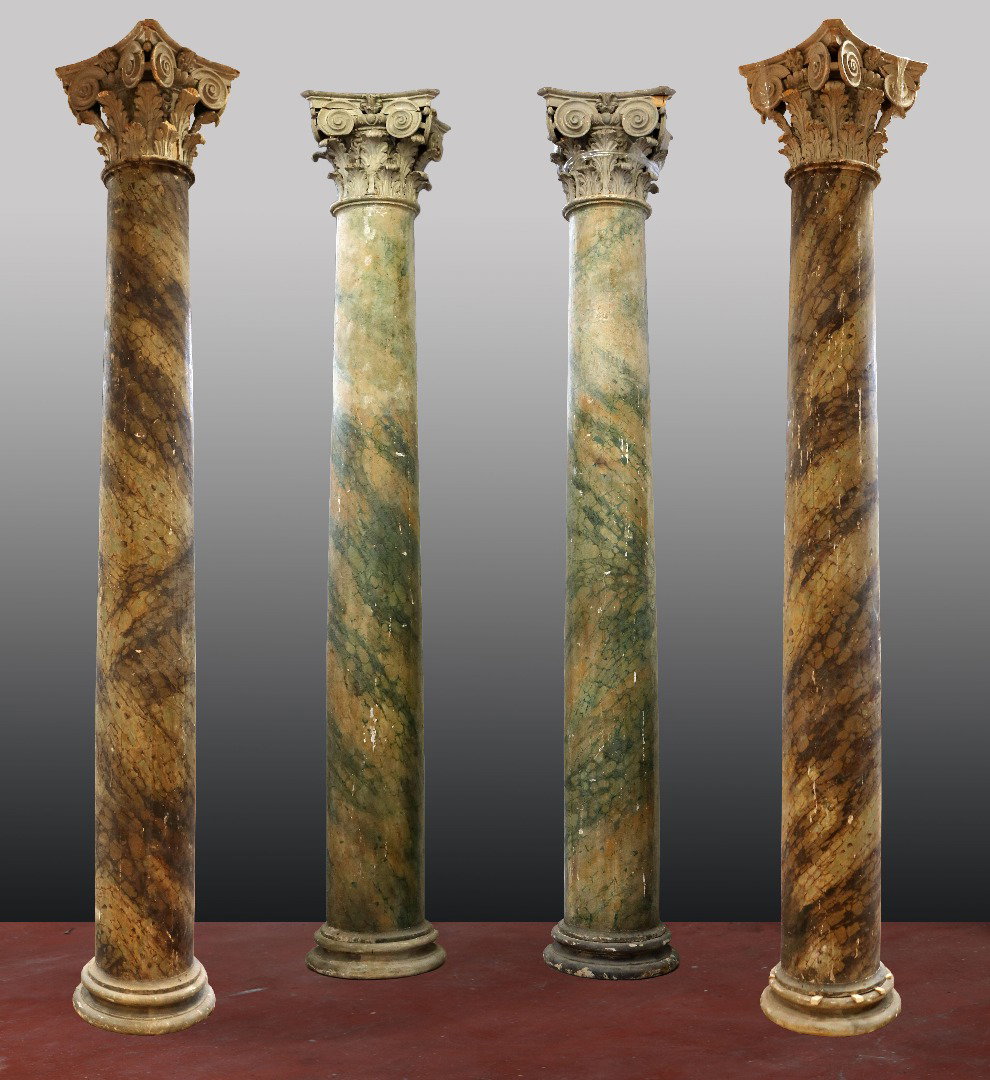 Quattro antiche colonne in legno. Epoca Luigi XIV.
